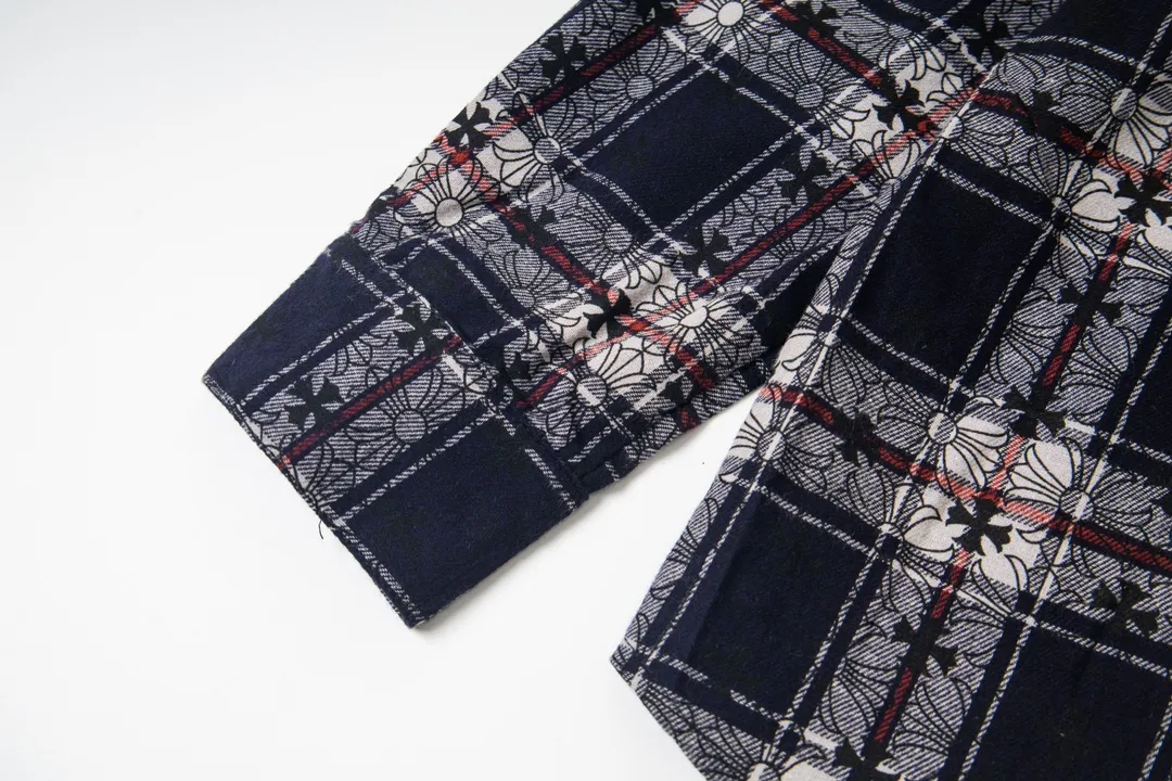 P240 Model No. Y650 CHROME HEARTS/CHROOME HEARTS CH All-over printed dark flower long-sleeved shirt. Custom-woven and dyed pure cotton sesame bottom plaid fabric. The finished fabric is then printed with dark flowers. The whole garment is hand-cut on the grid. The labor cost is high at the end of the year. Genuine leather hand-embroidered sleeves. High-quality distressed children's flower four-button buttons. The first batch on the entire network. Color: black red size: S-XL